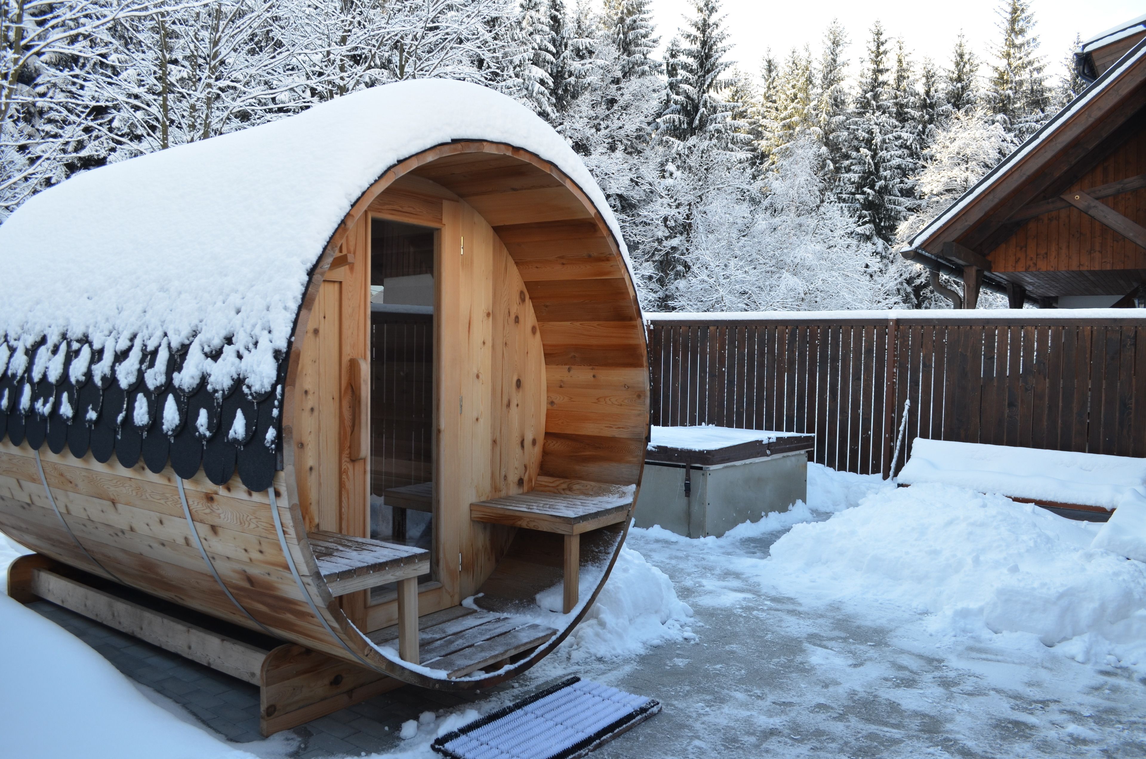 Sauna, hot tub