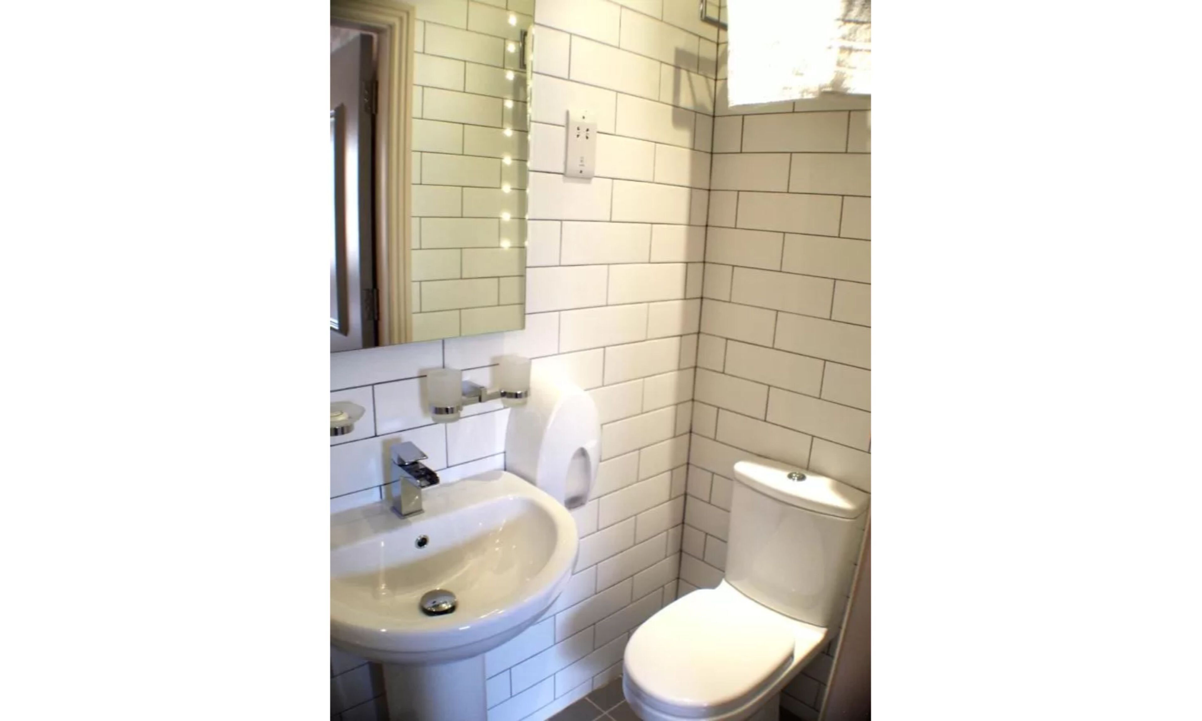 Standard Quadruple Room, Ensuite | Bathroom | Shower, free toiletries, hair dryer, towels