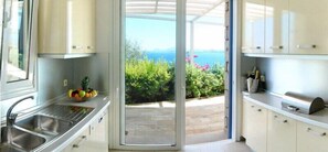 Full-sized fridge, microwave, stovetop, dishwasher