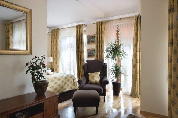 Deluxe Suite, Garden View | Living area