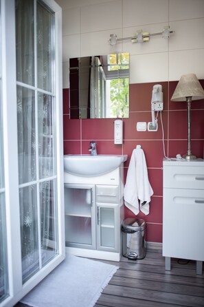 Executive Double Room Single Use, Garden View | Bathroom | Designer toiletries, hair dryer, bathrobes, slippers - Hotel Jozefina (Inowroclaw)