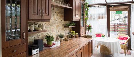 Frühstück, Mittagessen, Abendessen, Blick auf den Garten