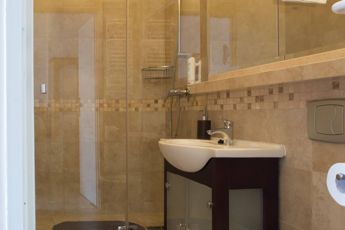 business single room, park view | bathroom | designer toiletries, hair dryer, bathrobes, slippers