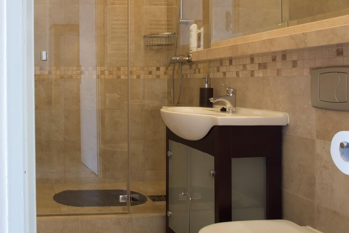Business Single Room, Park View | Bathroom | Designer toiletries, hair dryer, bathrobes, slippers