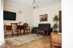 Deluxe Suite, Garden View | Living area