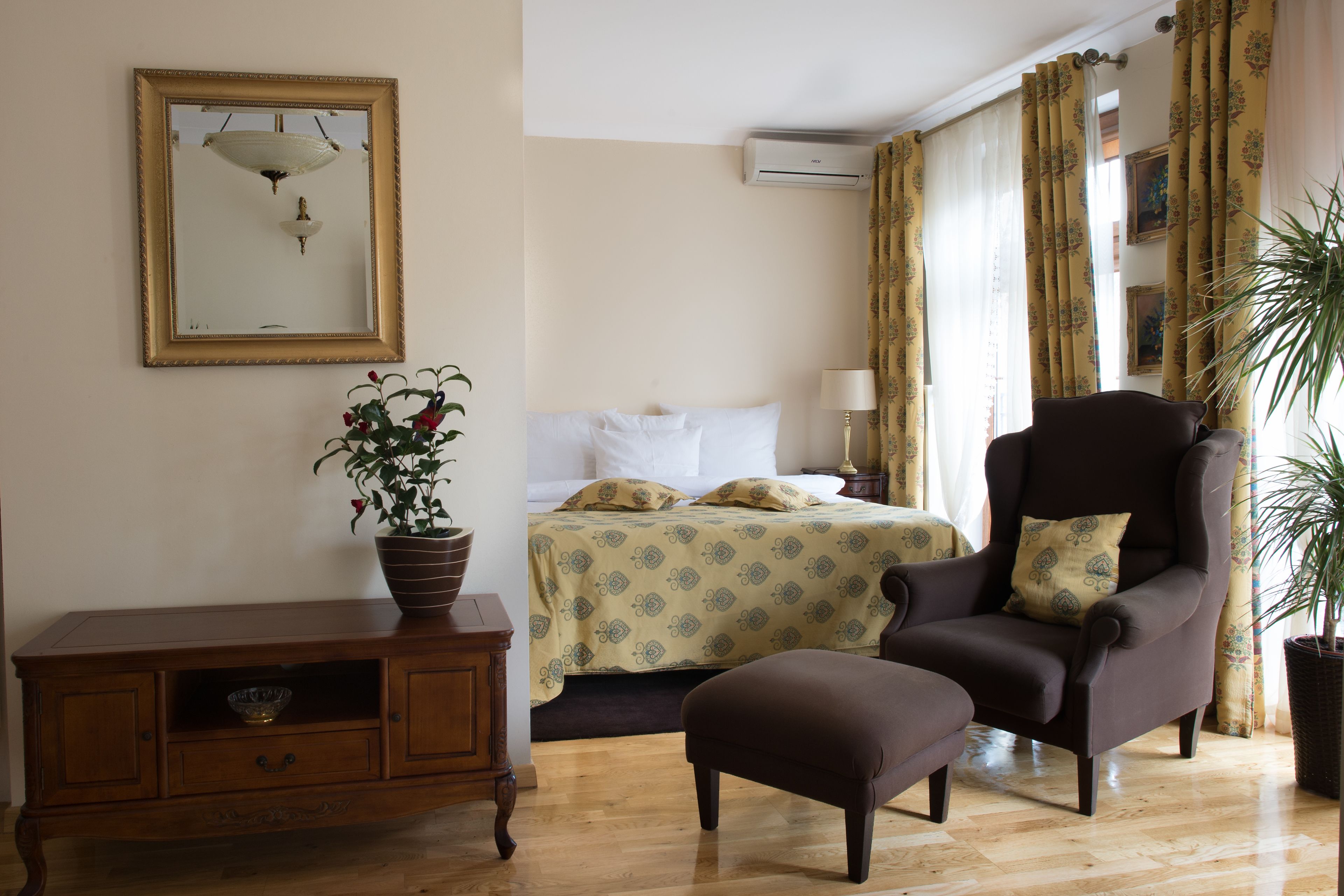 deluxe suite, garden view | living area | 37-inch tv with satellite channels, pay films