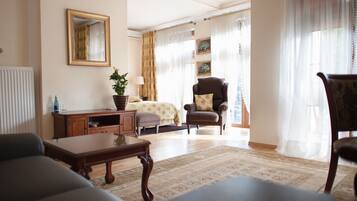 Deluxe-Suite, Gartenblick | Wohnbereich | 37-Zoll-Fernseher mit Satellitenempfang, Pay-TV