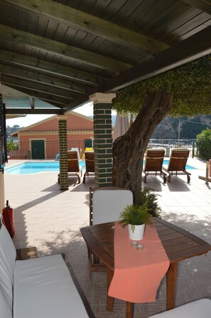 Outdoor pool, pool umbrellas, pool loungers - Akis Apartments (Corfu)