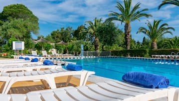 Piscine extérieure (ouverte en saison), parasols de plage