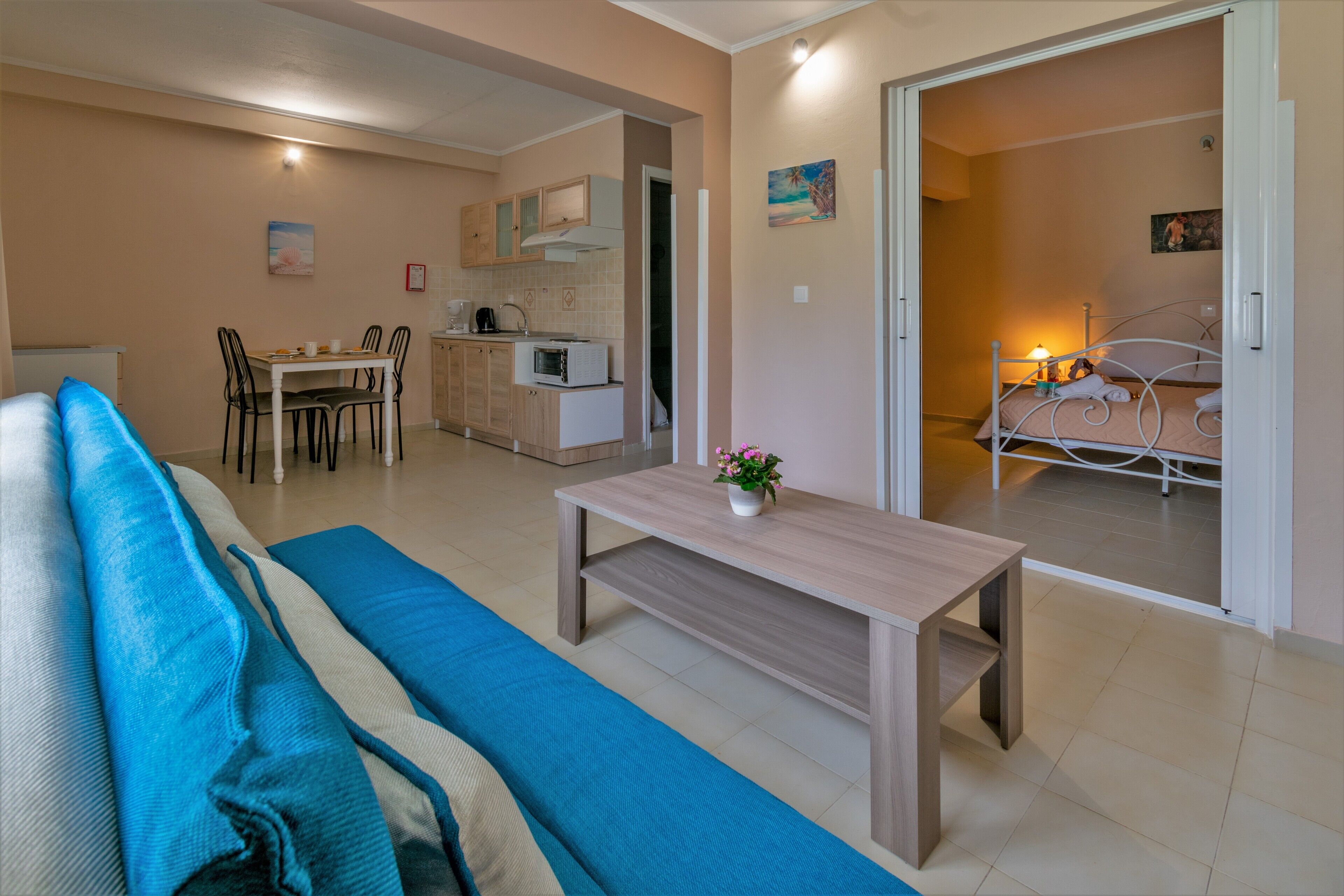 Una sala de estar con un sofá, una mesa de centro y un comedor con sillas y una mesa.