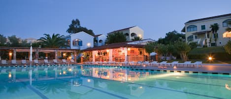 Piscine extérieure (ouverte en saison), parasols de plage