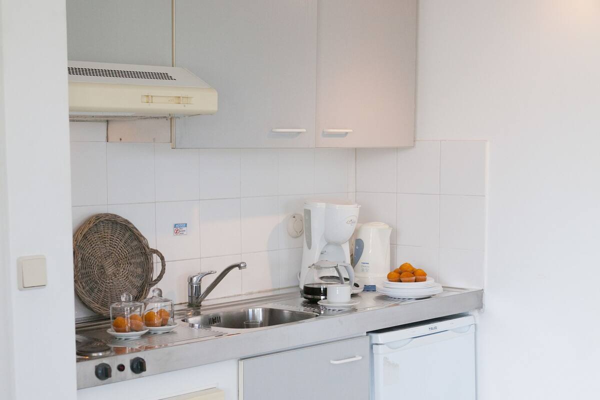 Cafetera/tetera, refrigerador con freezer, microondas, placa de cocina