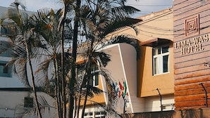 Un edificio con un letrero que dice "Lima Wash Hotel".