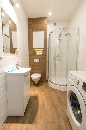Estudio Premium, 1 habitación | Baño | Amenidades de baño gratuitas, secadora de cabello, toallas 