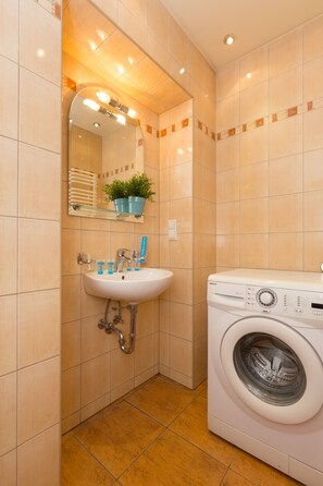Apartment, 3 Bedrooms | Bathroom | Free toiletries, hair dryer, towels - Old Town Apartments Slawkowska (Krakow)