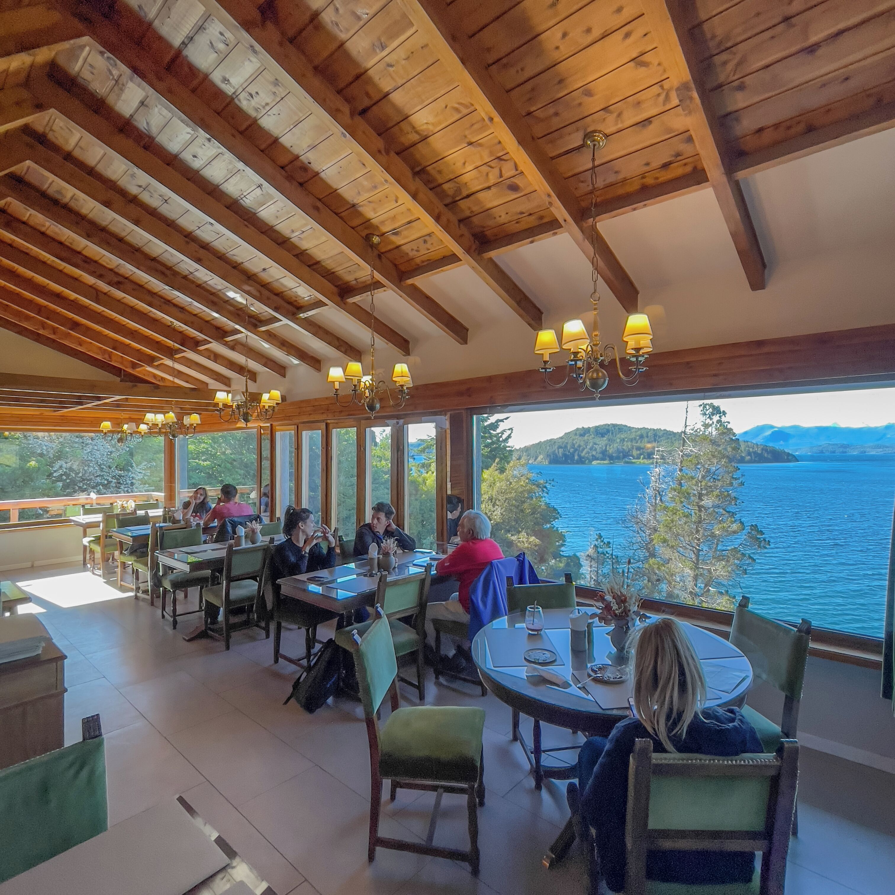 Televisi layar datar 32-inci dengan saluran TV kabel dan TV