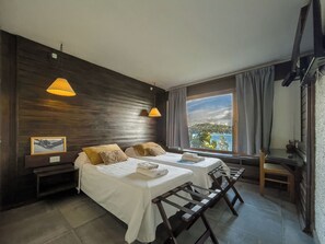 Standard-Zweibettzimmer | Minibar, individuell dekoriert, individuell eingerichtet, Schreibtisch