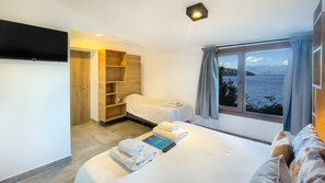 Chambre Triple Standard | Minibar, décoration personnalisée, ameublement personnalisé, bureau
