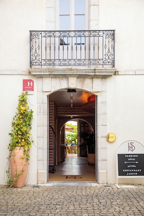 1 bedroom, premium bedding, minibar, in-room safe