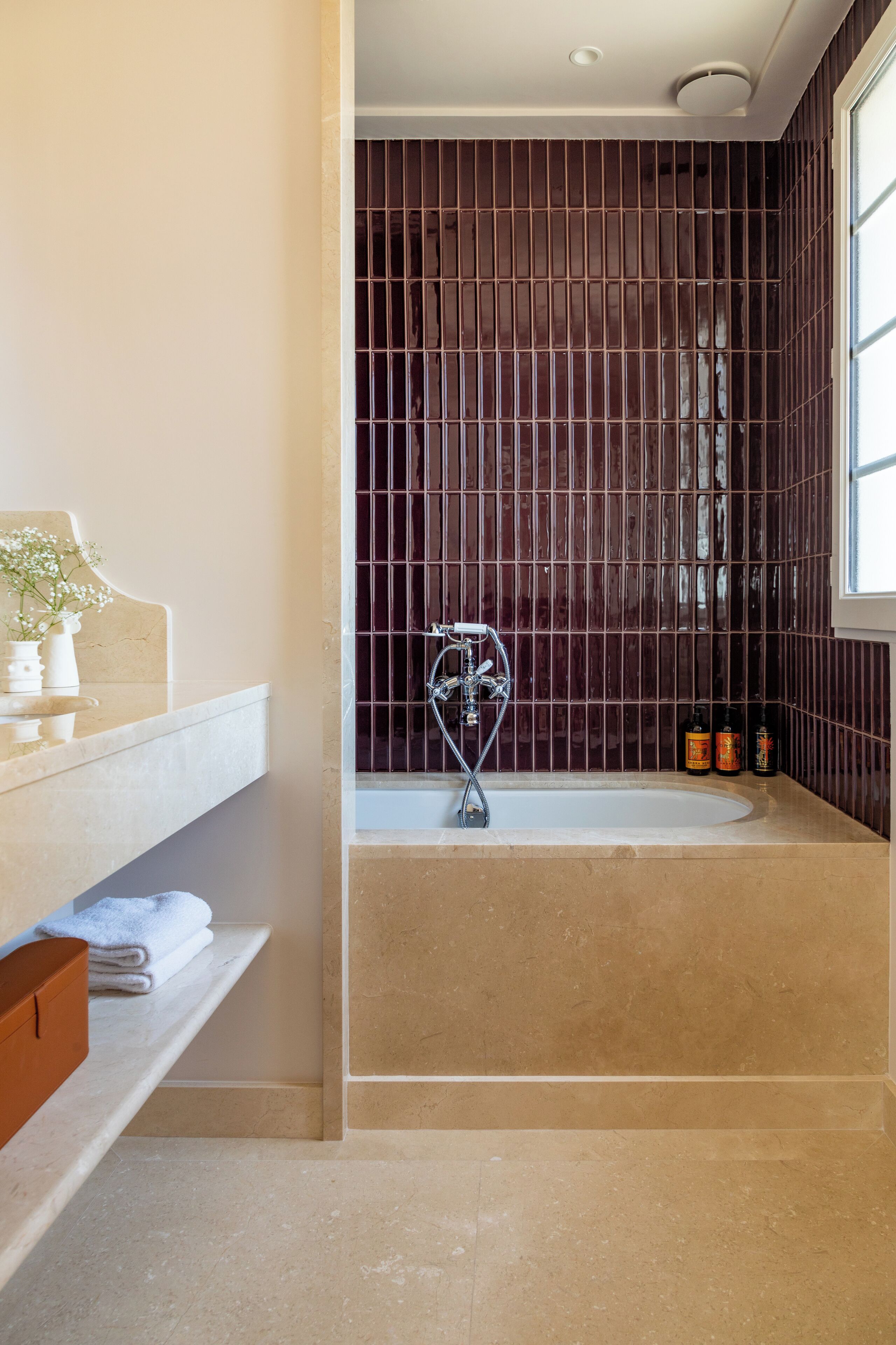 deluxe room | bathroom | combined shower/bathtub, rainfall showerhead, free toiletries