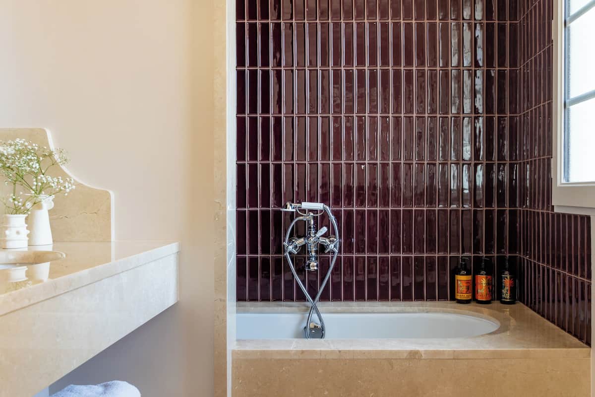 deluxe room | bathroom | combined shower/bathtub, rainfall showerhead, free toiletries