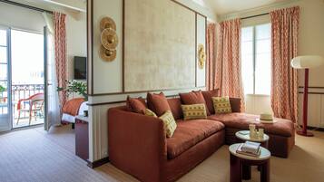 Junior Suite | Premium bedding, minibar, in-room safe, individually decorated
