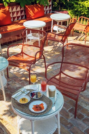 Petit déjeuner buffet (25 EUR par personne)