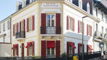 Hochwertige Bettwaren, Minibar, Zimmersafe, individuell dekoriert