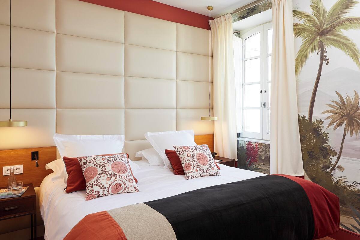 Superior Room, 1 Queen Bed | Premium bedding, minibar, in-room safe, desk