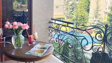 Deluxe Double Room, 1 Bedroom, Jetted Tub | 2 bedrooms, minibar, in-room safe, desk