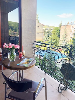 Quarto casal luxo, 1 quarto, banheira de hidromassagem | Frigobar, cofres nos quartos, escrivaninha