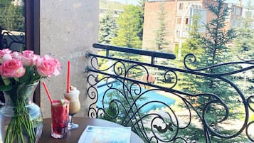 Deluxe Double Room, 1 Bedroom, Jetted Tub | 2 bedrooms, minibar, in-room safe, desk
