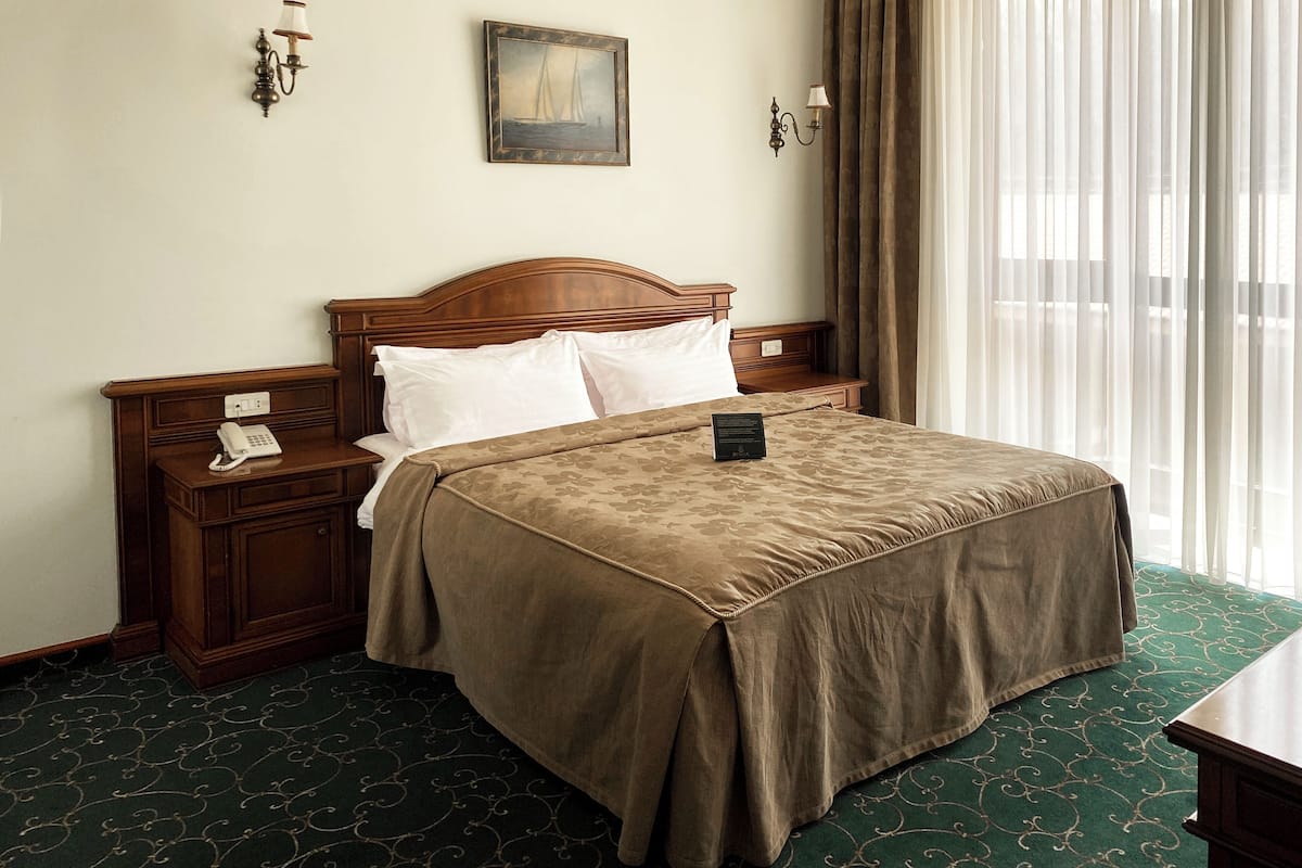 2 bedrooms, minibar, in-room safe, desk
