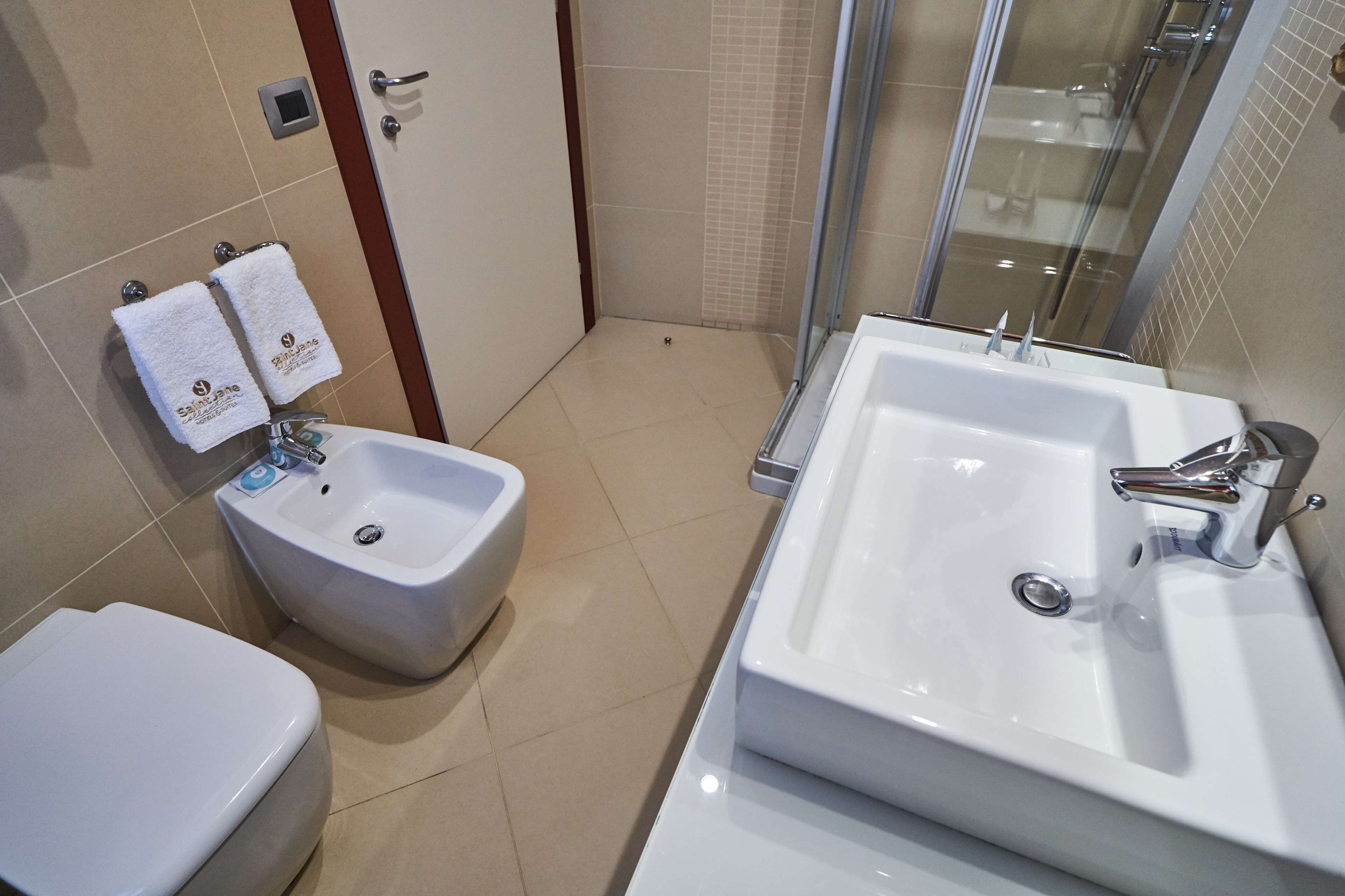 standard room, 1 queen bed, non smoking (converts to 2 twin beds) | bathroom | free toiletries, hair dryer, bathrobes, slippers