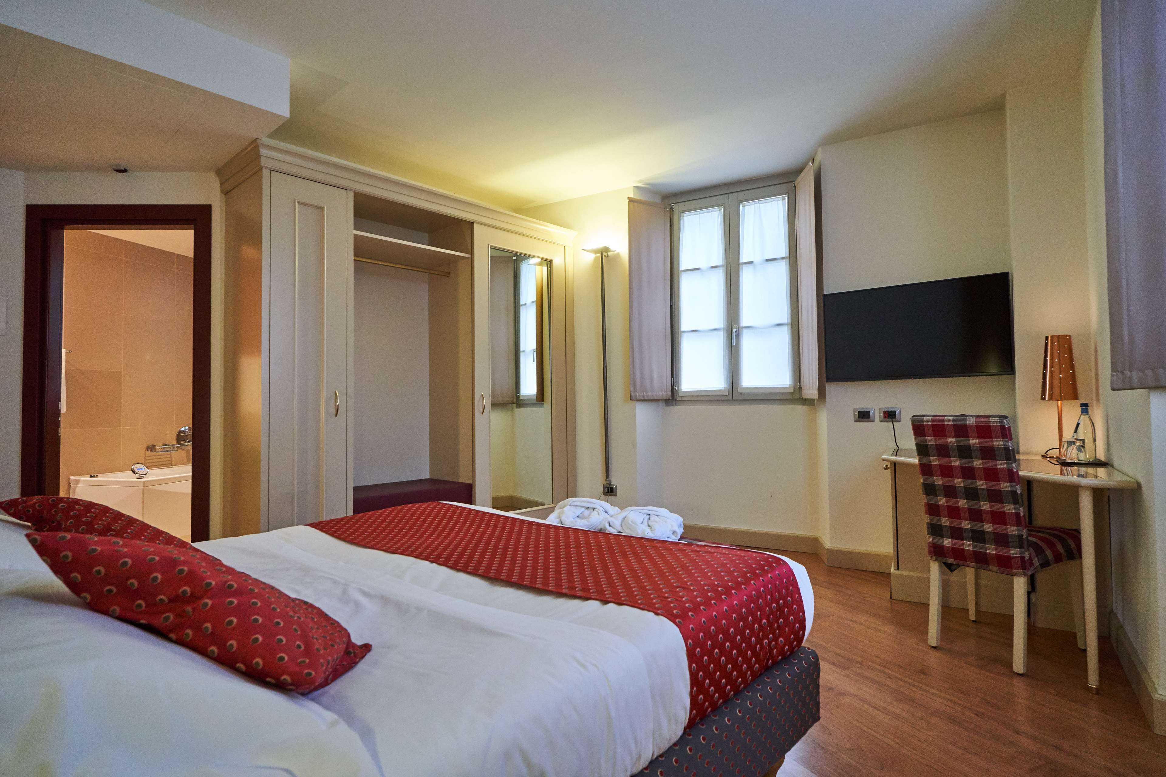 superior room, 1 queen bed, non smoking, jetted tub (converts to 2 twin beds) | down duvets, minibar, in-room safe, desk