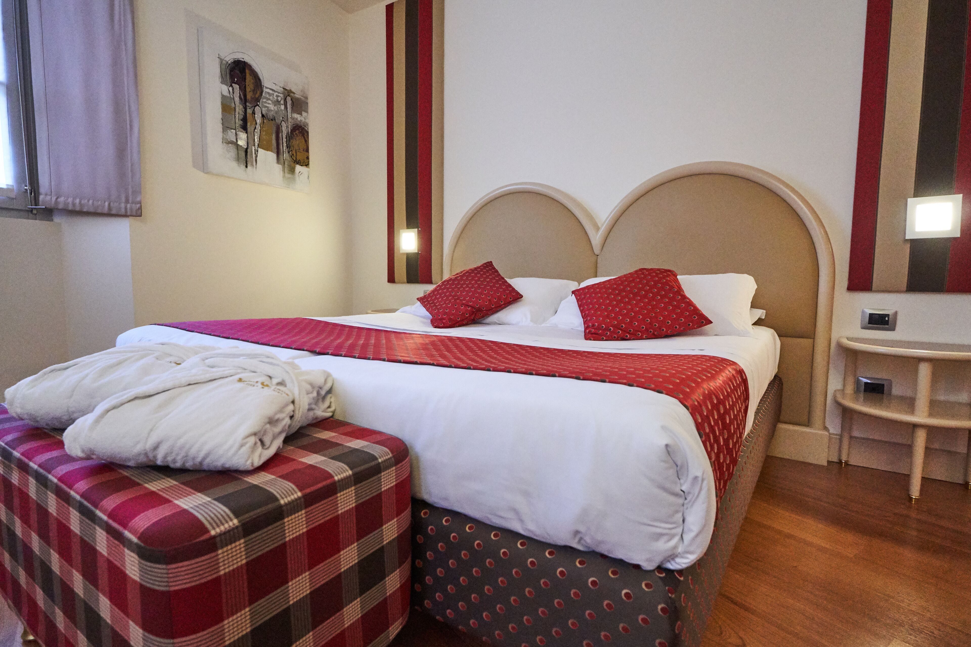 superior room, 1 queen bed, non smoking, jetted tub (converts to 2 twin beds) | down duvets, minibar, in-room safe, desk