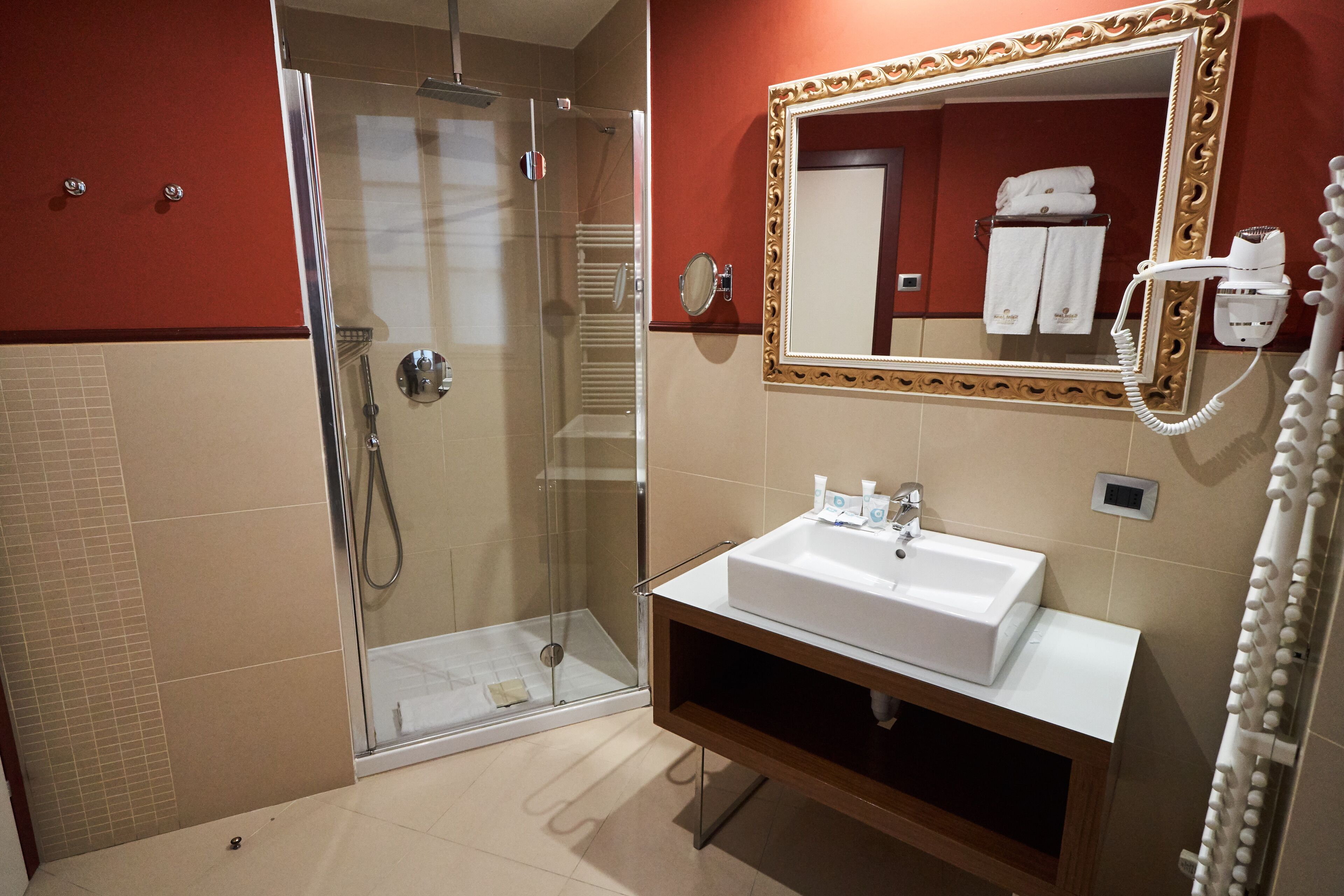 standard room, 1 queen bed, non smoking (converts to 2 twin beds) | bathroom | free toiletries, hair dryer, bathrobes, slippers