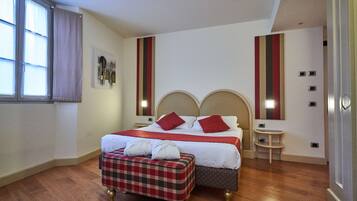 Chambre Supérieure, 1 grand lit, non-fumeurs, baignoire à jets (Converts to 2 Twin Beds) | Couette en duvet d'oie, minibar, coffres-forts dans les chambres, bureau