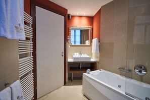 Superior Room, 1 Queen Bed, Non Smoking, Jetted Tub (Converts to 2 Twin Beds) | Bathroom