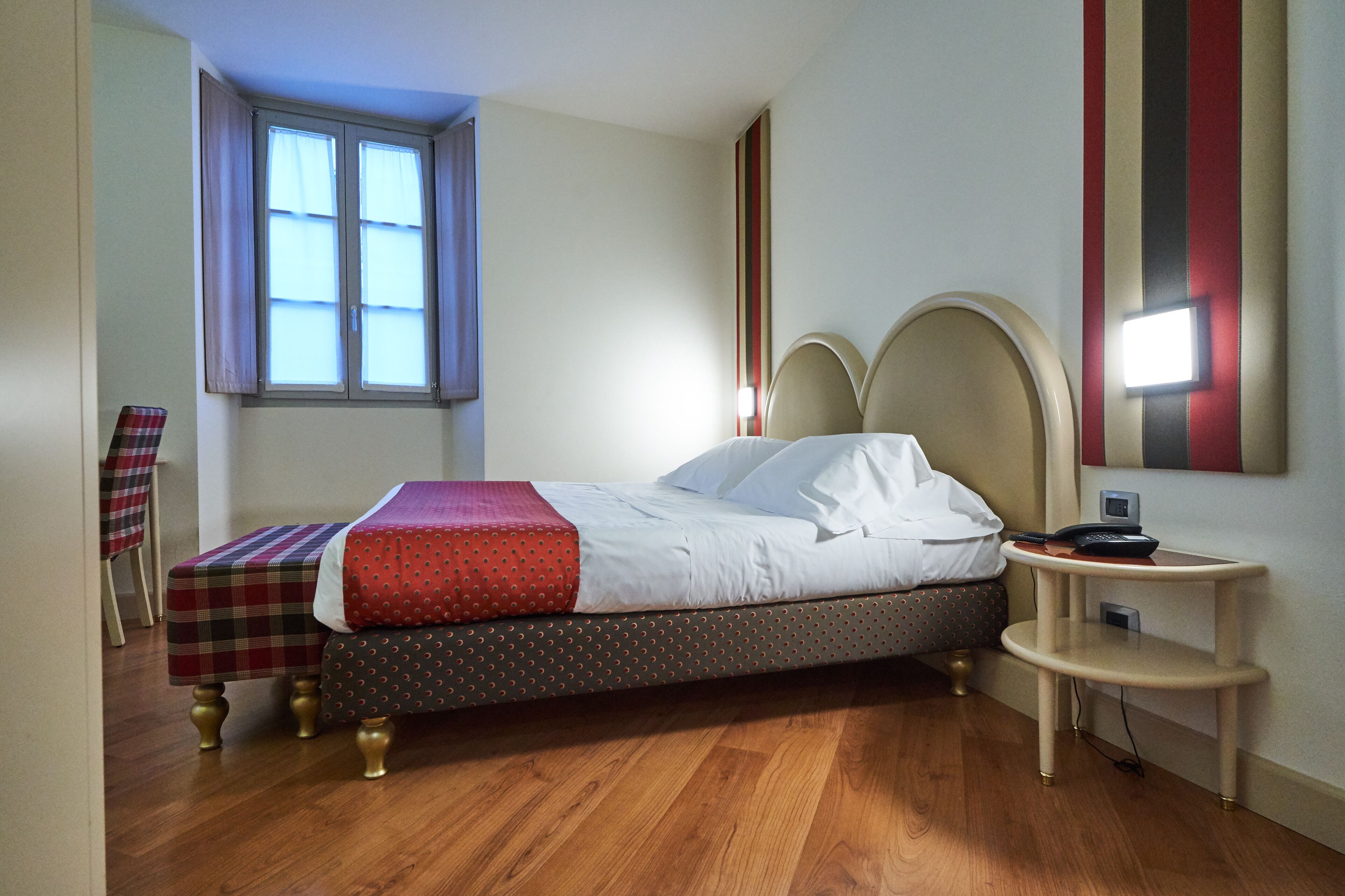 standard room, 1 queen bed, non smoking (converts to 2 twin beds) | down duvets, minibar, in-room safe, desk