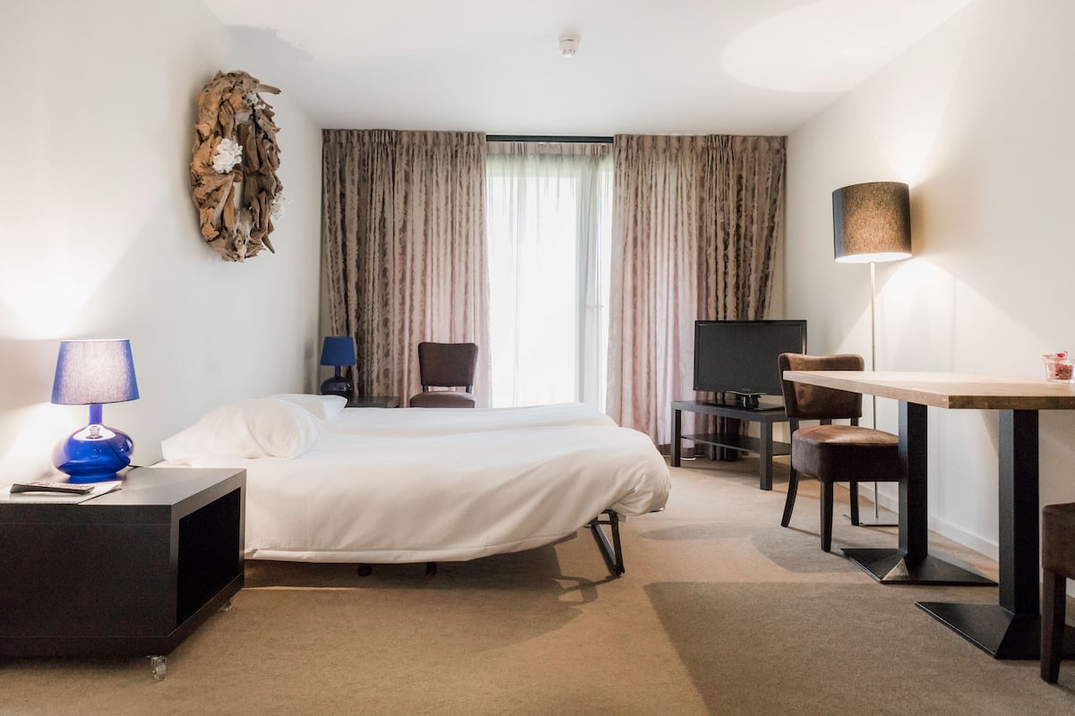 Family Room | Premium bedding, Tempur-Pedic beds, desk, blackout drapes