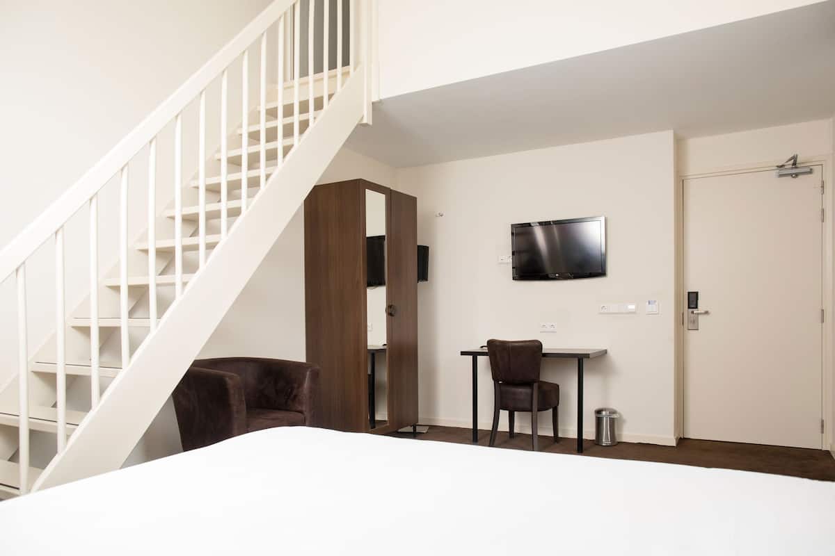 Duplex | Premium bedding, Tempur-Pedic beds, desk, blackout drapes