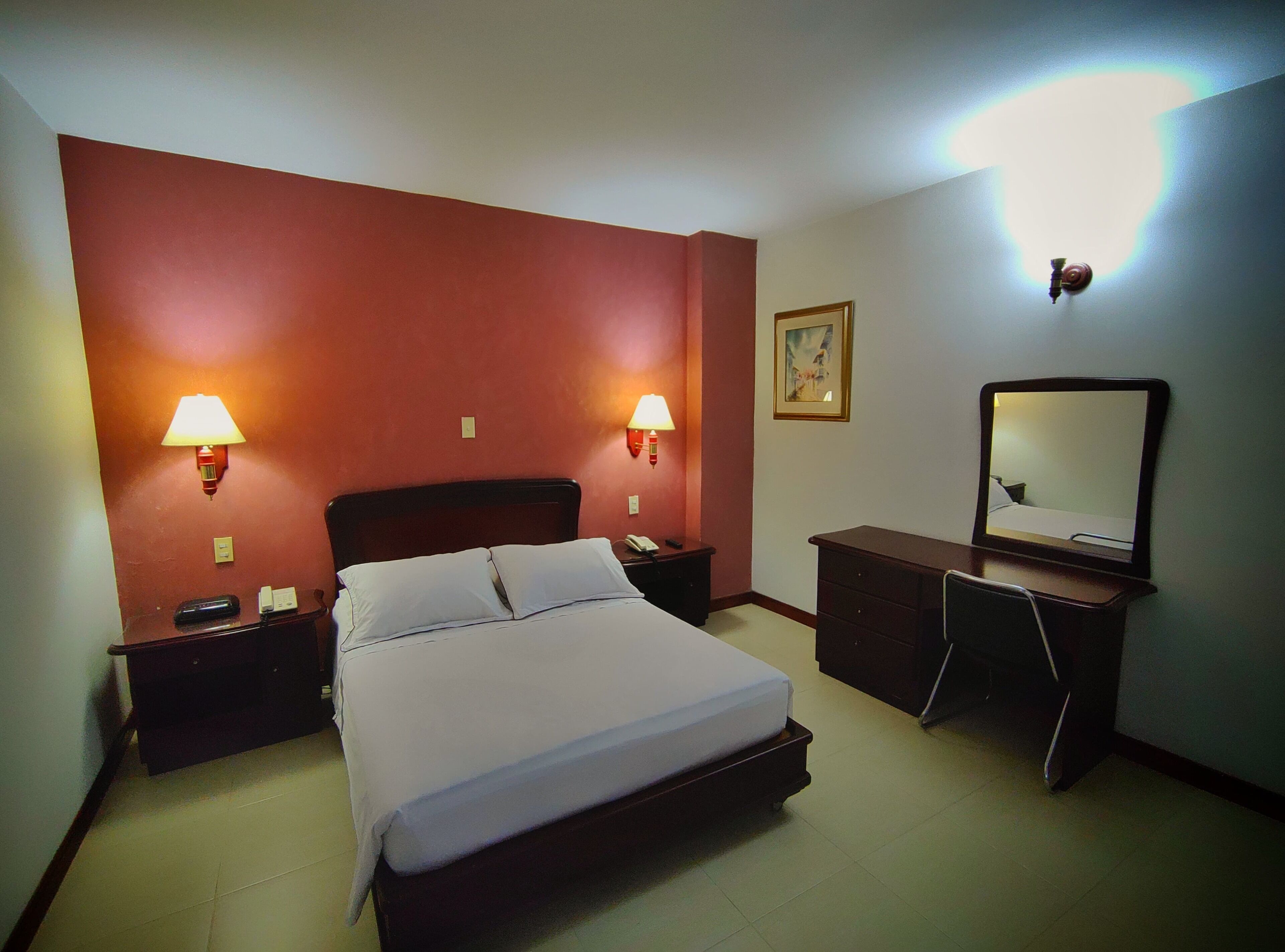 Habitación doble superior, 1 cama doble | Colchones Tempur-Pedic, minibar, caja fuerte y escritorio