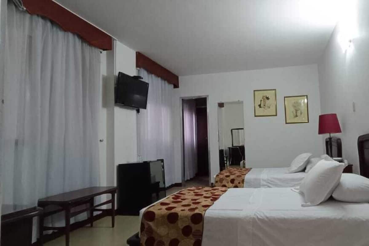 Colchones Tempur-Pedic, minibar y caja de seguridad en la habitación