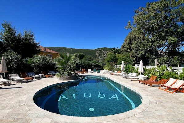 Piscine extérieure (ouverte en saison), parasols de plage
