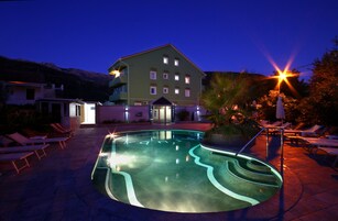 Una piscina al aire libre de temporada, sombrillas