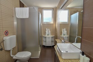 One-Bedroom Apartment with Balcony | Bathroom | Shower, free toiletries, hair dryer, bathrobes - Hotel Aruba (Lastva Grbaljska)