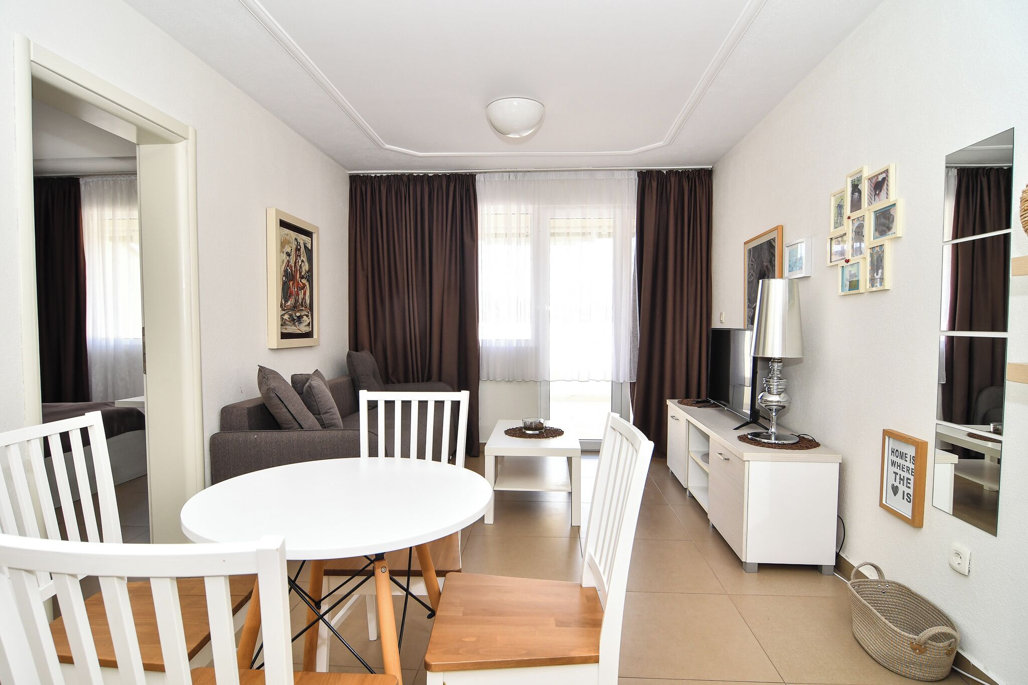 Apartamento conforto | Camas Select Comfort, cofres nos quartos, individualmente decorados