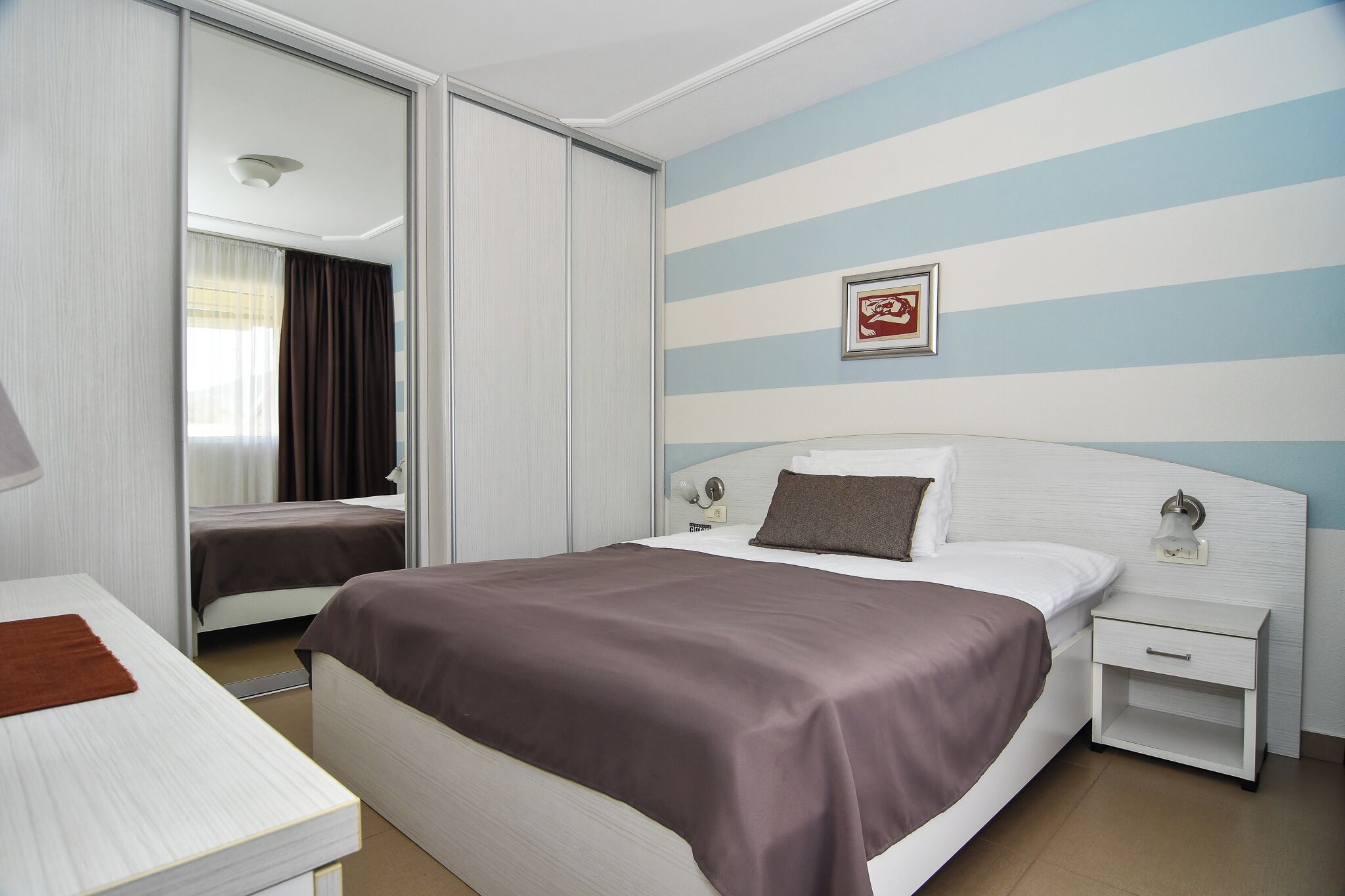 Colchones Select Comfort y caja de seguridad en la habitación 