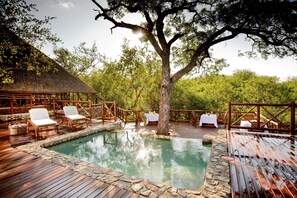 2 outdoor pools, pool loungers